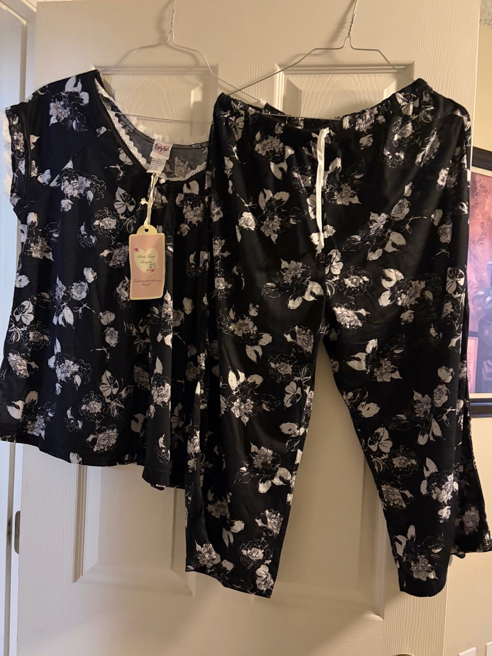 Black & White Floral Short-Sleeve Pajama Set - Women's Cozy Sleepwear